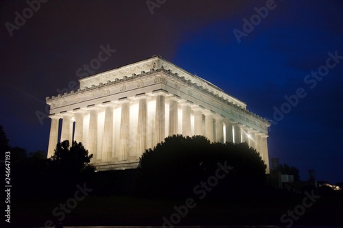 lincoln memorial at night in washington dc