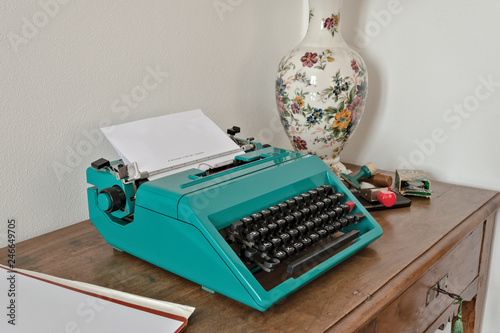 macchina da scrivere Olivetti Studio 45 appoggiato su tavolo d'epoca photo