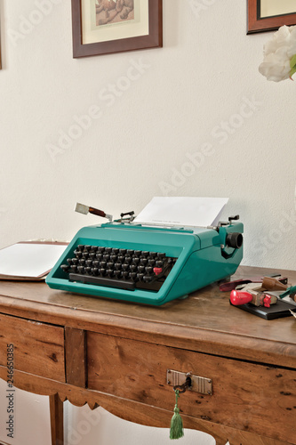 macchina da scrivere Olivetti Studio 45 appoggiato su tavolo d'epoca