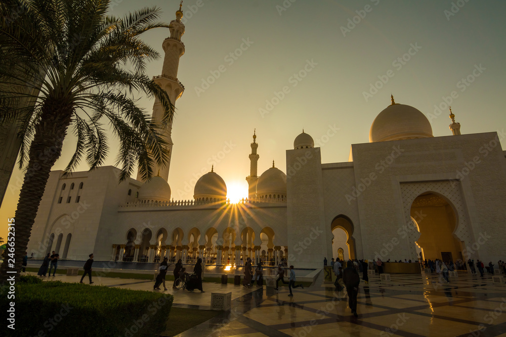 Fototapeta premium Wielki Meczet Szejka Zayeda, minaret największego meczetu w Zjednoczonych Emiratach Arabskich i ósmy co do wielkości meczet na świecie. Abu Dhabi, Zjednoczone Emiraty Arabskie