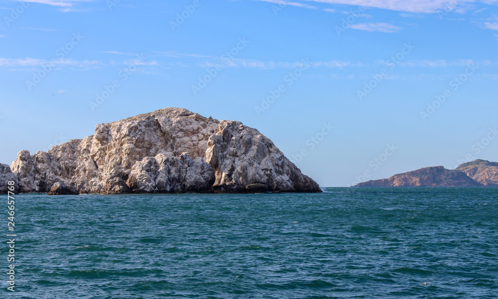 Naklejka premium Rocks at the coast of the Pacific Ocean