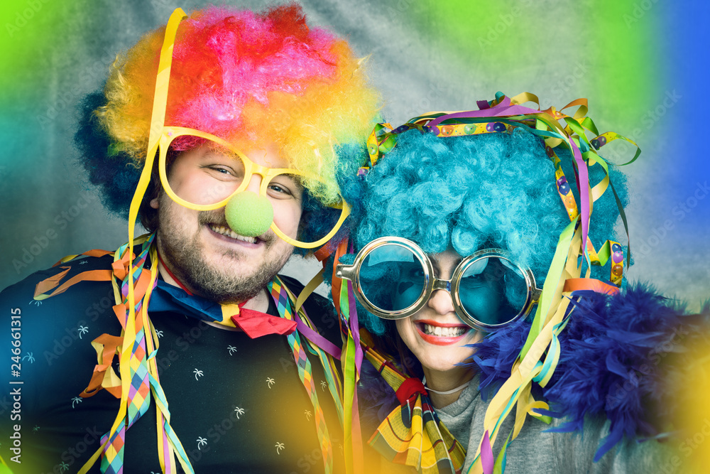 Spaß beim Fasching Karneval Paar hat freude mit Perücke StockFoto