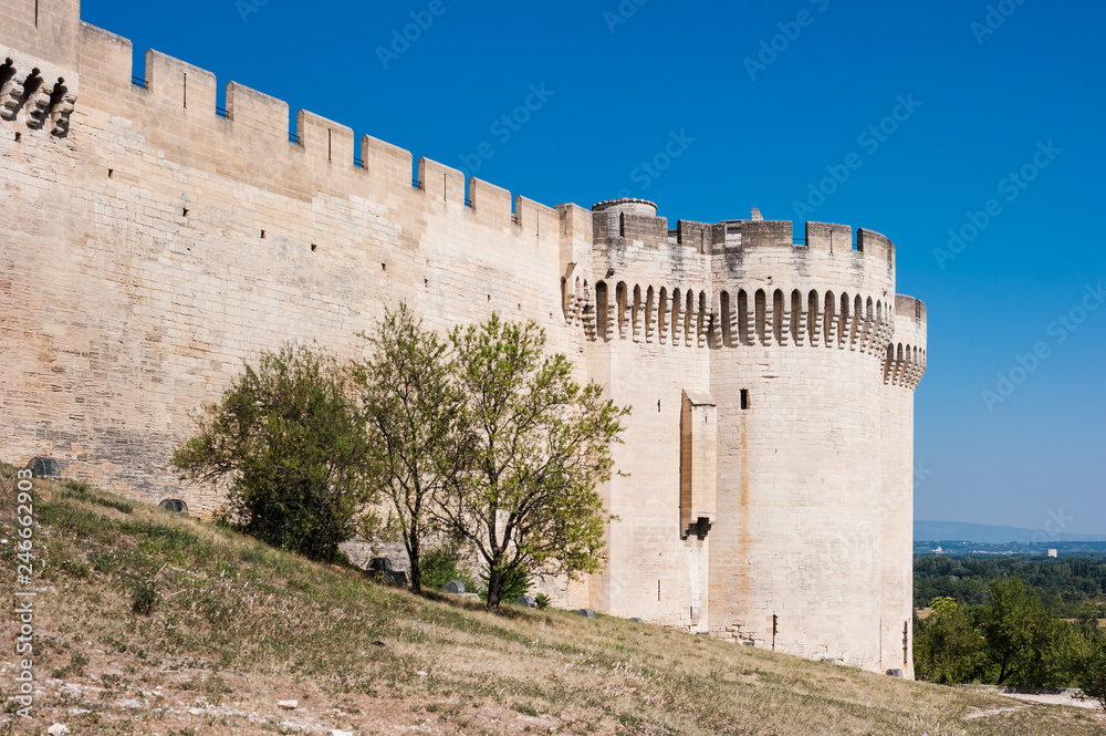 Ringmauer mit Schießscharten des Fort Saint-André in Villeneuve-lès-Avignon in Südfrankreich im Département Gard, Region Okzitanien in Südost-Frankreich.