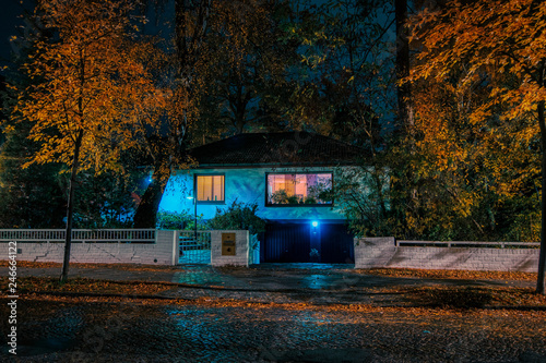Nachtaufnahme Bungalow in ruhiger Strasse in Berlin Frohnau
