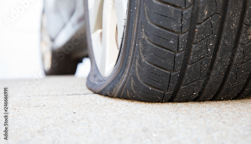 фотографія Close Up Flat Tire