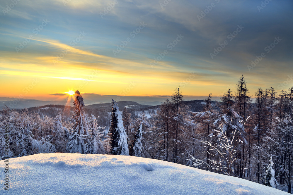 Obraz premium Unusual sunset in winter in the mountains.