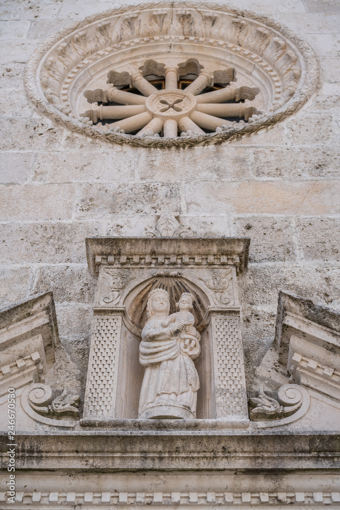 Sculpture of Mary holding baby Jesus