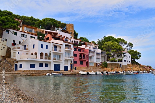 paesaggio marino della bellissima baia di Cala Sa Tuna sulla Costa Brava nel comune di Begur, Girona Spagna