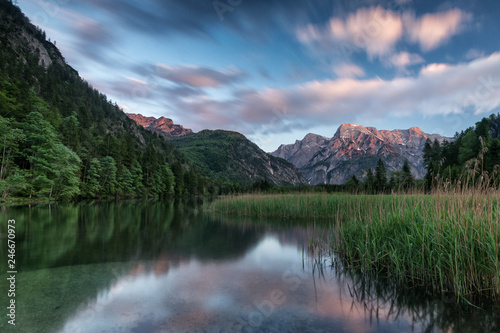 Sonnenuntergang am Almsee in den Alpen