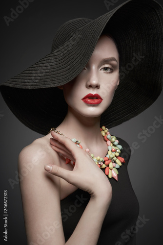 Fototapeta Naklejka Na Ścianę i Meble -  portrait of young lady with black hat and evening dress