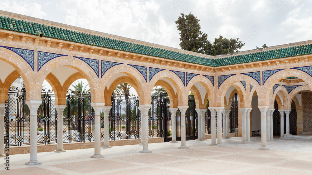On the territory of the ancient Muslim cemetery of Sidi El Mezri, in the city of Monastir, in its western part rises the mausoleum of Bourguiba - the first president of Tunisia.