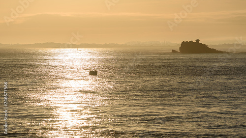 Fischer vor der bretonischen Küste in Frankreich zum Sonnenaufgang