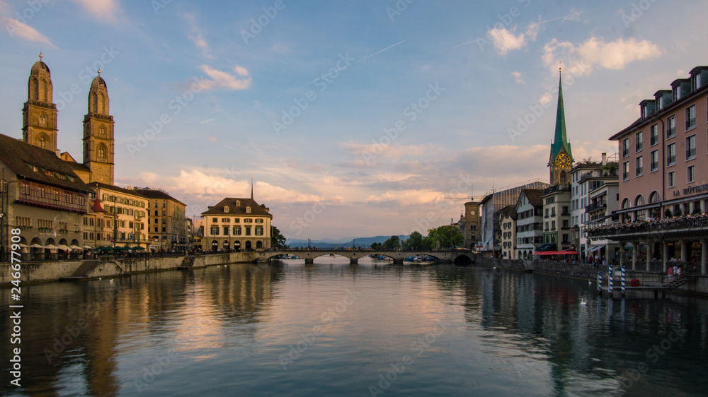 Zürich eine Stad am Fluss in der Schweiz