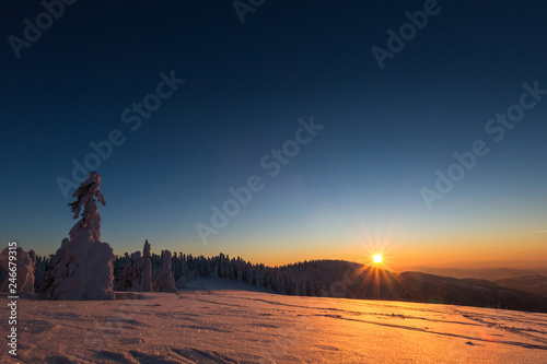Fototapeta Naklejka Na Ścianę i Meble -  Winter trekking Beskidy mountains Rysianka