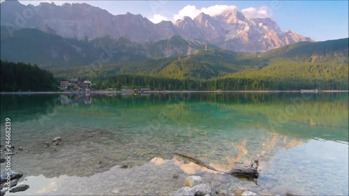 Sonnenaufgang am See in den Bergen