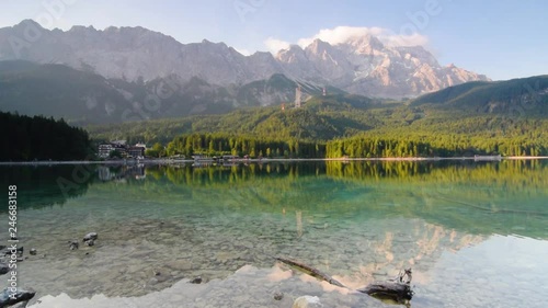 Sonnenaufgang am See in den Bergen