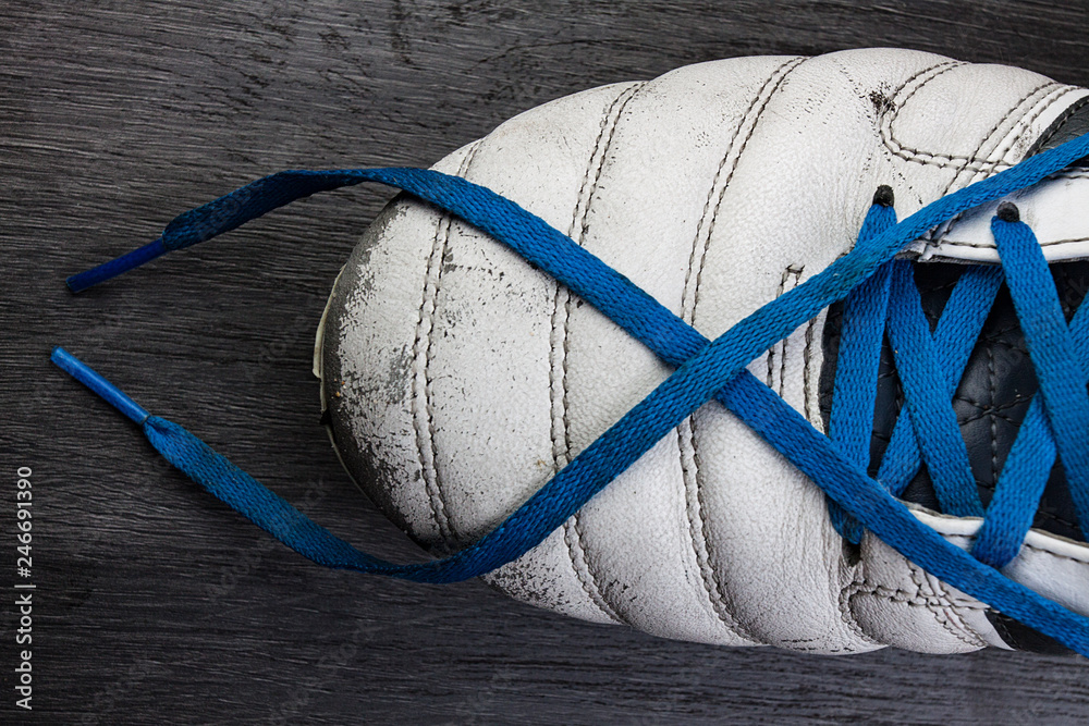 VISTA CENITAL DE BOTA DE FÚTBOL BLANCA CON CORDONES AZULES Stock Photo |  Adobe Stock