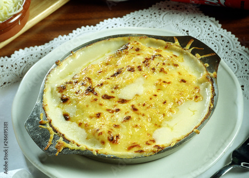 Cazuela individual con canelones gratinados y salsa bechamel.