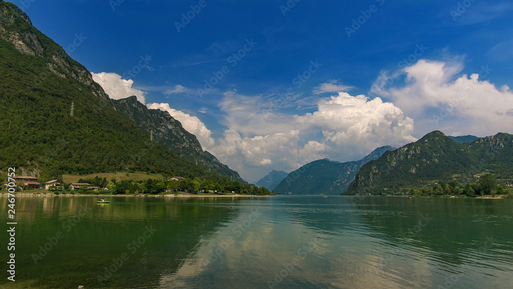 Panoramma Landschaft am See mit Bergen, Landschaft im Gebirgstal in Italien, Idrosee. Schöne Naturlandschaft in den Italienberge