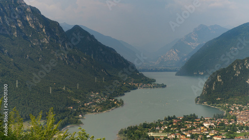 Ein See im Bergen und eine Dorf, Landschaft am See mit Bergen im Gebirgstal in Italien, Idrosee. Schöne Naturlandschaft in den Italienberge