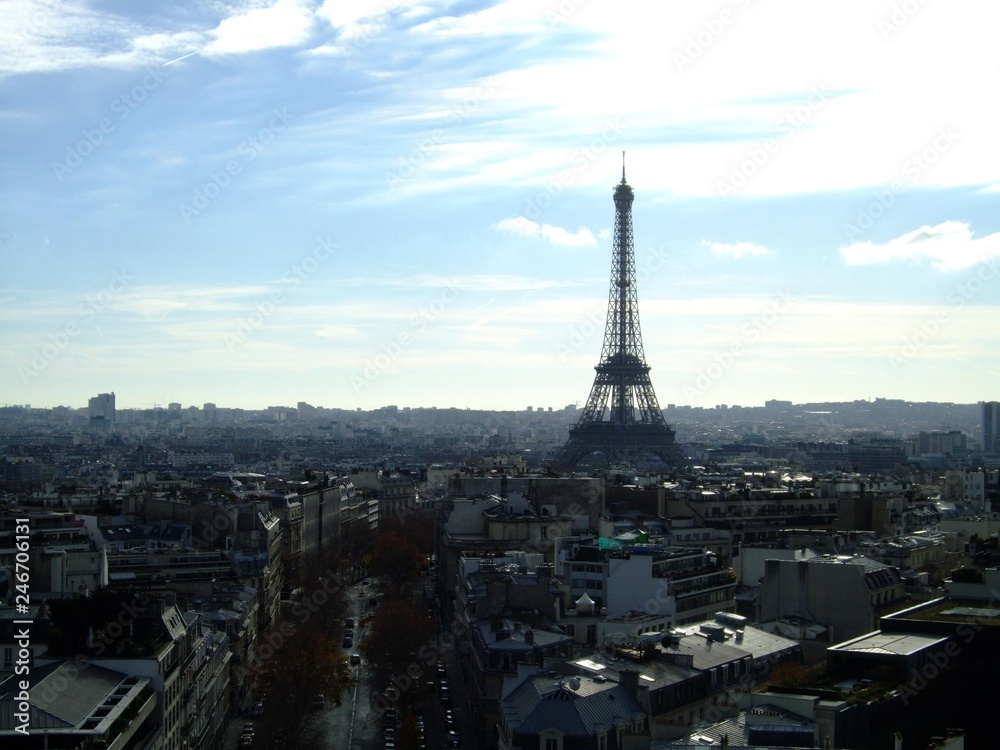 凱旋門から見たフランス・パリの街並みとエッフェル塔