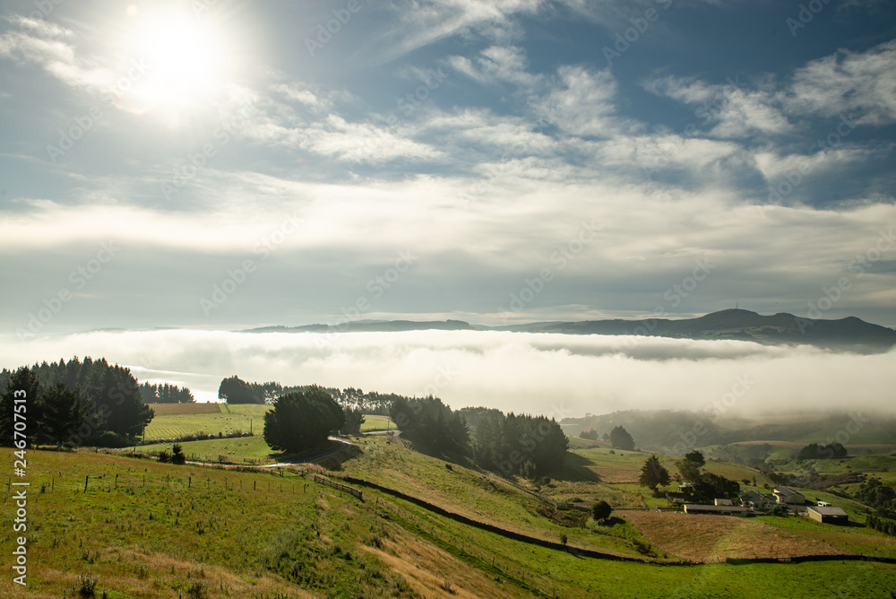 Fototapeta premium Nubes sobre la montaña