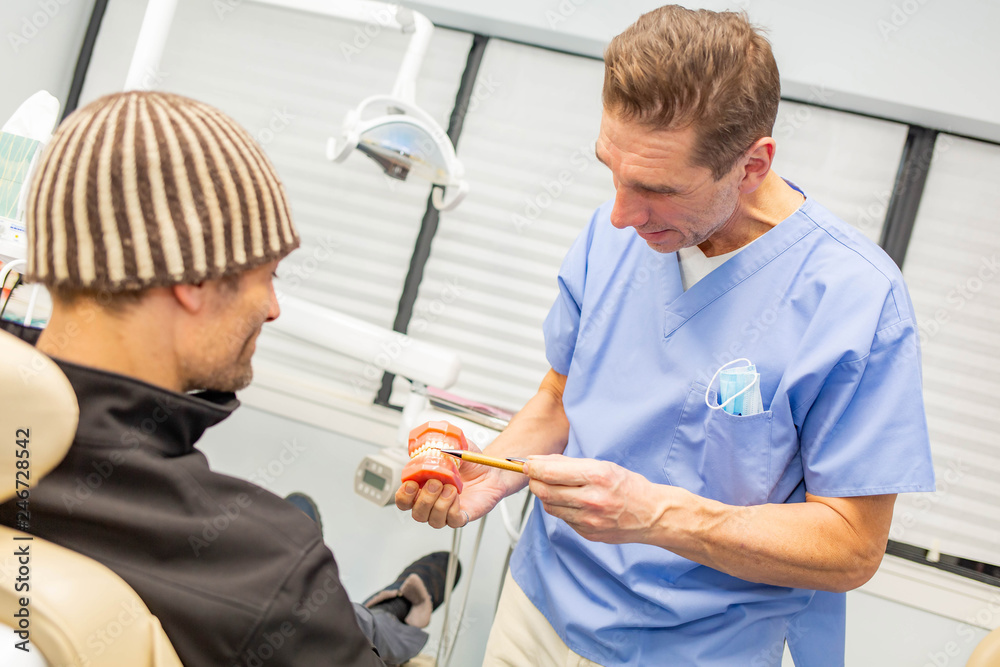 Obraz premium Dentist explains to patient on teeth mockup