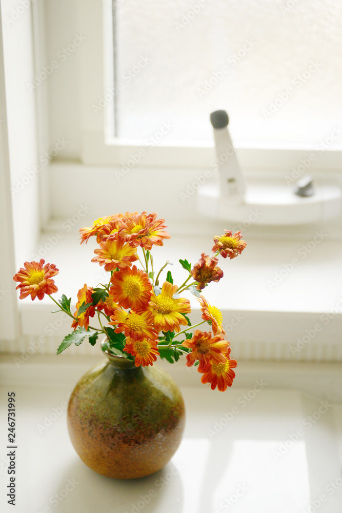 生け花 窓辺 インテリア 花 花瓶 窓の明かり 採光 Stock 写真 Adobe Stock