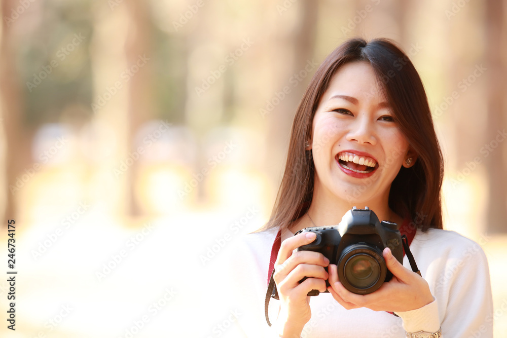 写真を撮る女性 写真を撮る女性