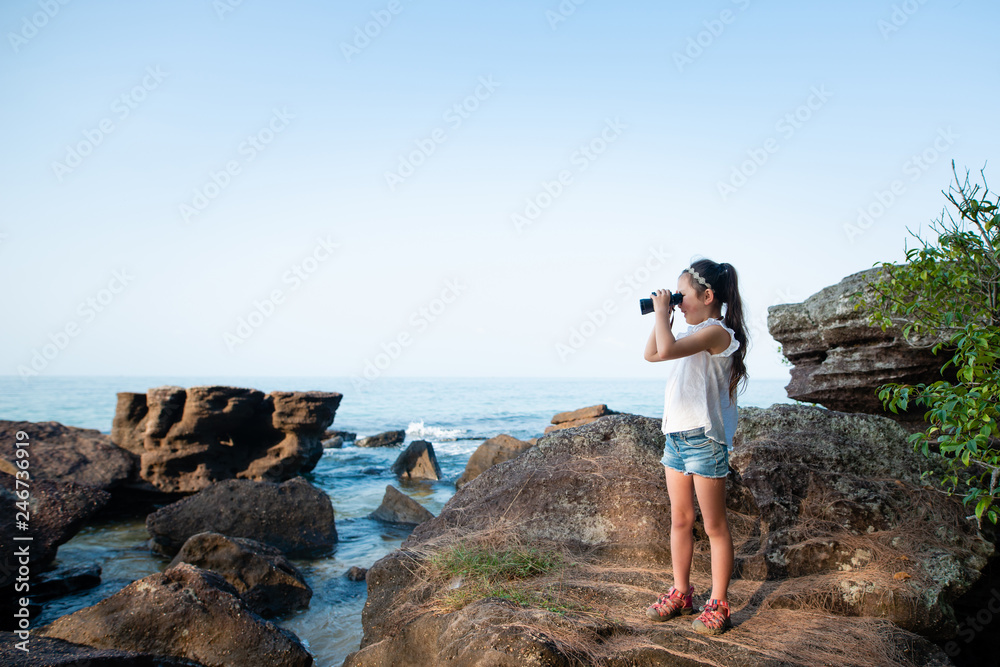 Fototapeta premium 海で双眼鏡を使う女の子