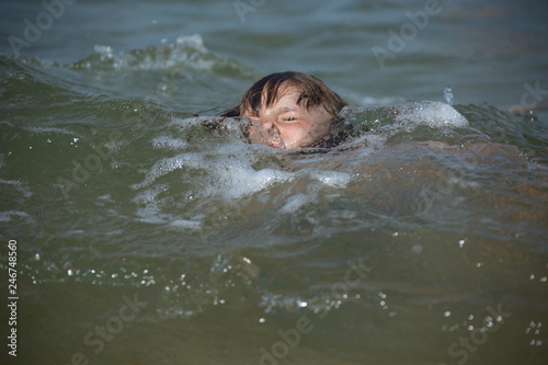 the danger that the child plays under water without supervision of an adult, it covers the waves, sinks
