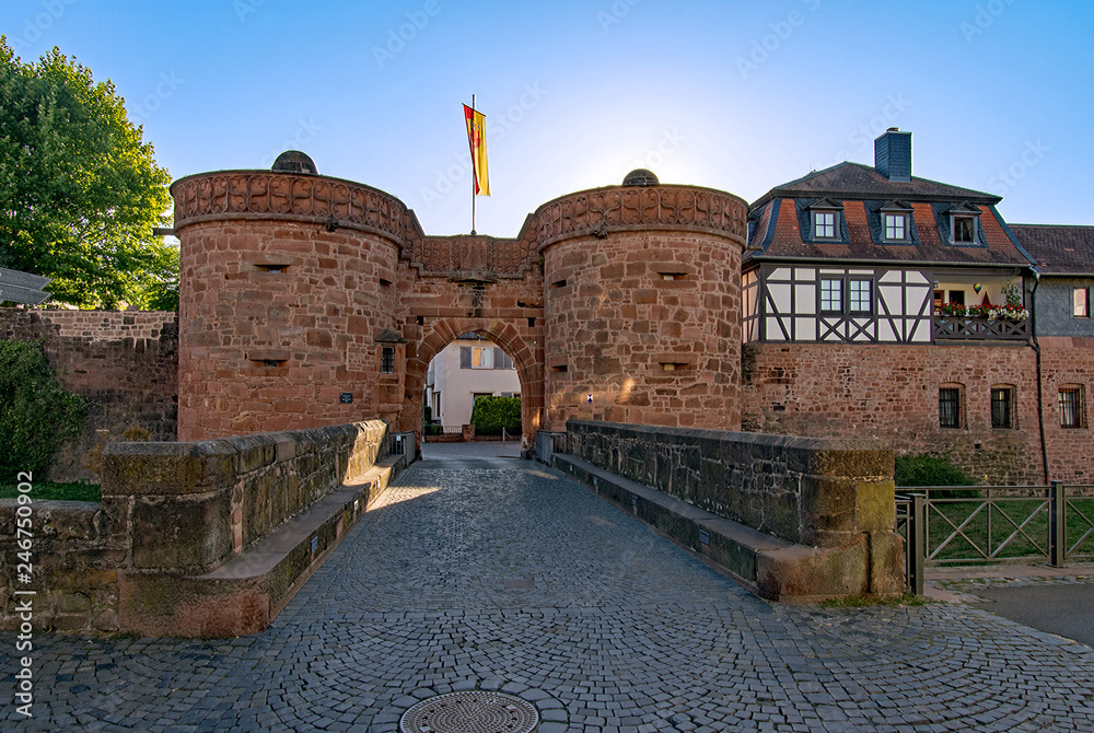 Das Jerusalemer Tor bildet den Zugang zur Altstadt von Büdingen in der Wetterau, Hessen, Deutschland, seit 1503