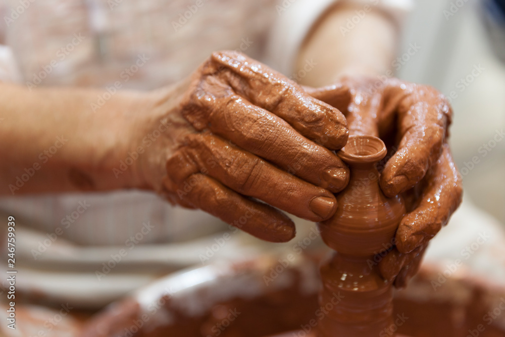 Fototapeta premium torna da çamurdan elle şekillendirilerek seramik obje yapımı