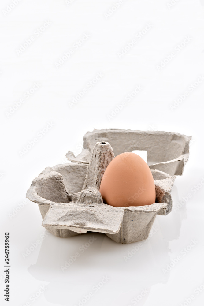 scatola porta uova vuote e con uovo su fondo bianco Stock Photo