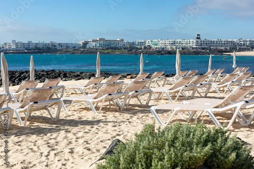 Empty chaise-lounges on the beach in the city of Costa Teguise. © Roman Rvachov