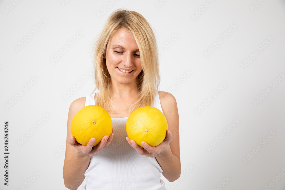 Blonde Frau mit Melonen vor der Brust Blonde Frau mit Melonen vor der Brust