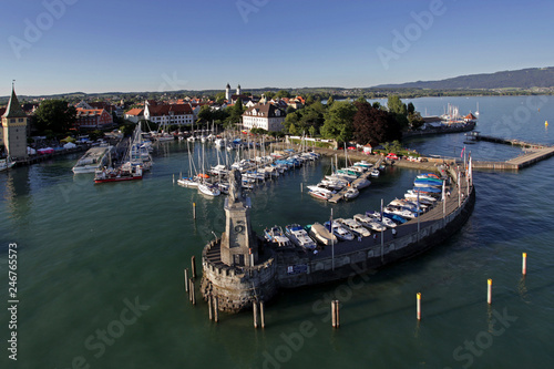 Panorama Blick auf die Hafen Promenade von Lindau am Bodensee mit Leuchtturm, Löwen-Denkmal und Mangturm photo