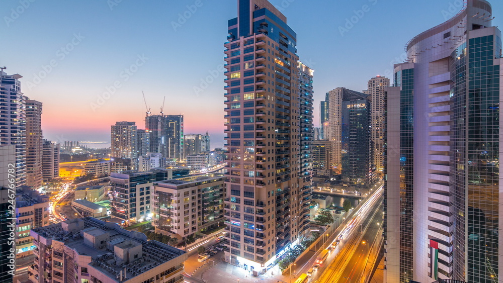 Fototapeta premium Widok z lotu ptaka Dubai Marina po zachodzie słońca z punktu widokowego w dzień do nocy timelapse.