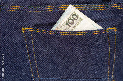 pieniądze w tylnej kieszeni dżinsów
