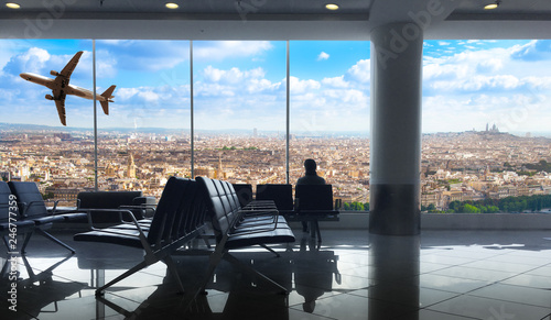 sala d'attesa aeroporto con vista sulla città