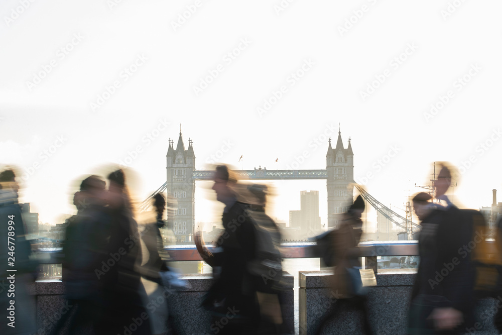 Fototapeta premium CMotion Rozmycie Strzał Dojeżdżających Walking To Work Across London Bridge UK Z Tower Bridge W Tle