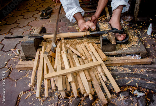 Trabajo con los píes, tallar madera en Marrakchech, Marruecos photo
