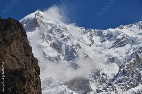 パキスタンのフンザ カリマバード中心部から見た絶景 美しいウルタル峰と青空