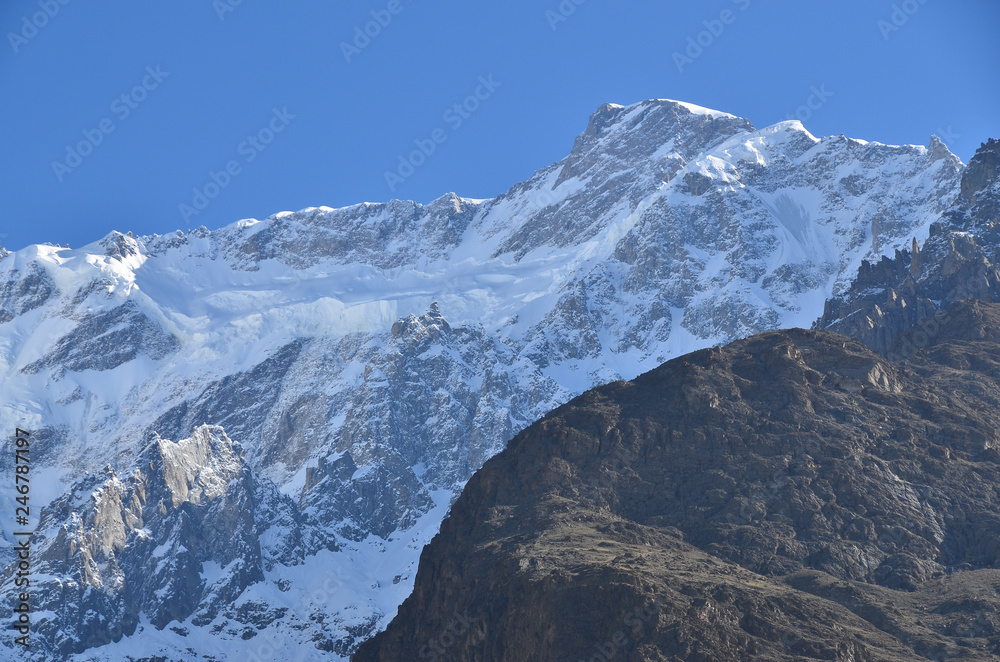 パキスタンのフンザ　カリマバード中心部から見た絶景　美しいウルタル峰と青空