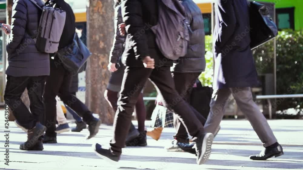 歩く女性とビジネスマンと学生など