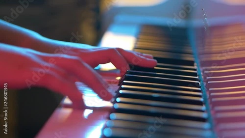 Mani femminili suonano pianoforte a coda photo