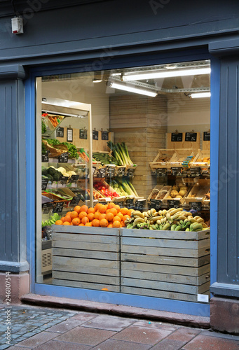 Valokuvatapetti organic food grocery window