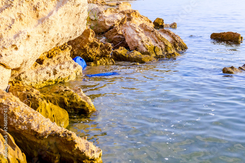 Lost plastic blue barrel on sandy beach © Roman_23203