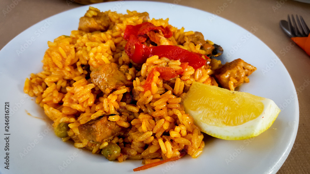 Plato de una receta de arroz paella Plato de una receta de arroz paella