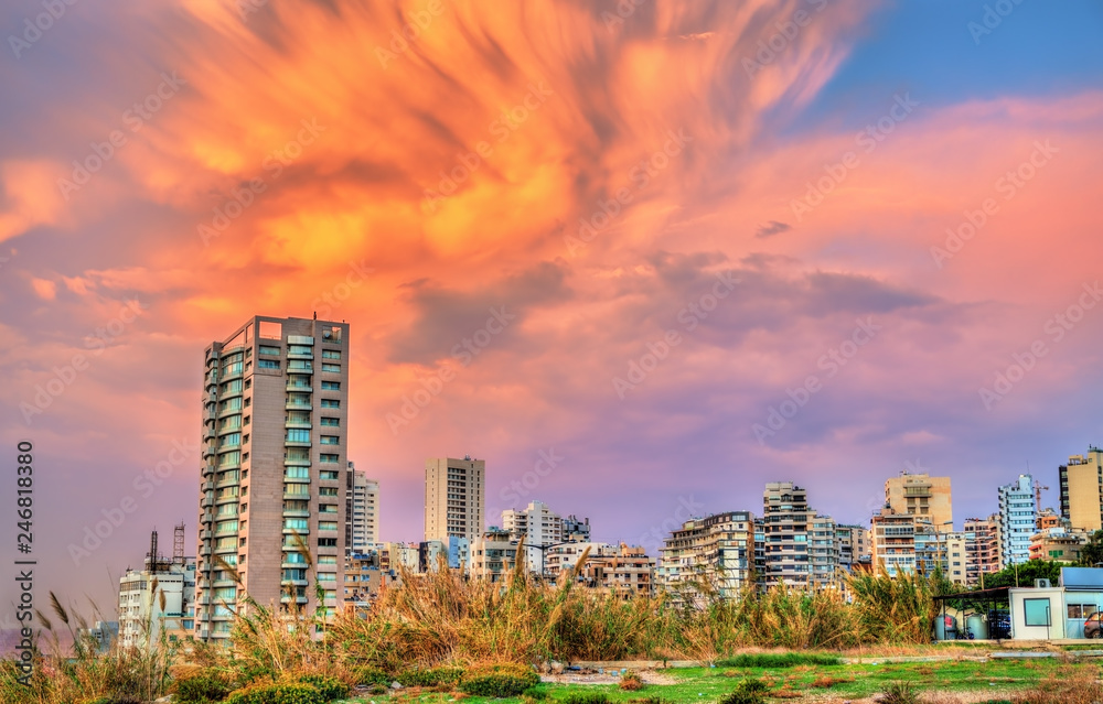 Fototapeta premium Zachód słońca w Bejrucie w Libanie